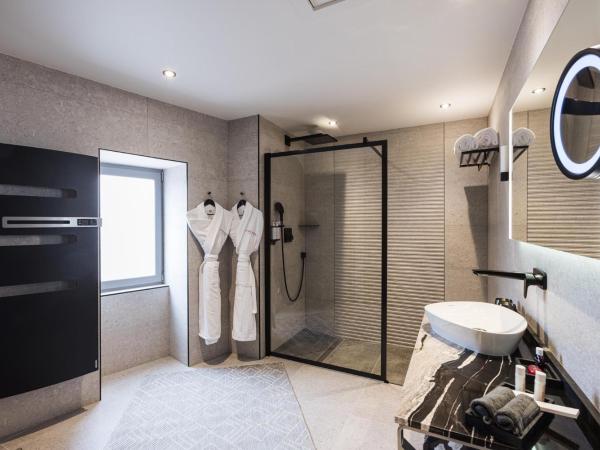 LE PETIT MANOIR : photo 4 de la chambre suite deluxe avec douche et baignoire spa