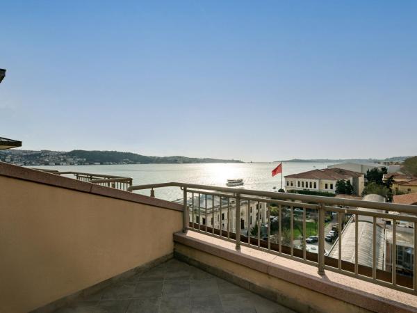 Radisson Blu Bosphorus Hotel : photo 7 de la chambre chambre premium avec terrasse - vue partielle sur mer