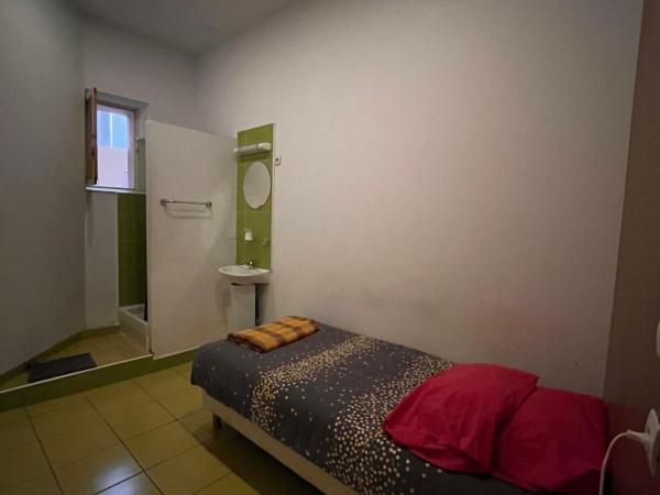 Hotel California : photo 1 de la chambre chambre simple avec toilettes communes et douche privée