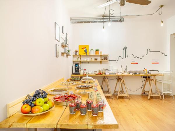 Internesto Brno : photo 9 de la chambre chambre double avec salle de bains commune