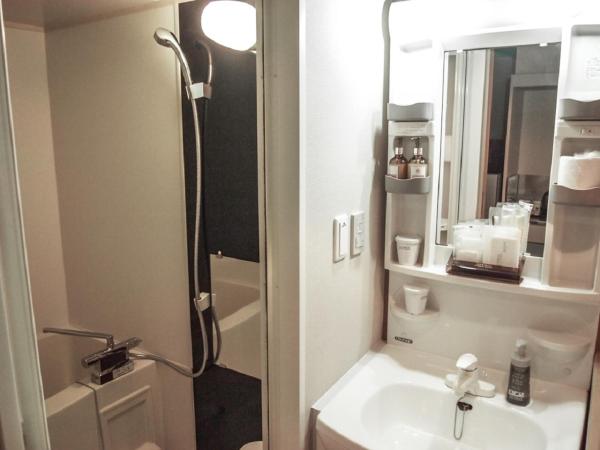 HOTEL LiVEMAX BUDGET Nagoya Taikodori : photo 4 de la chambre chambre familiale - fumeurs