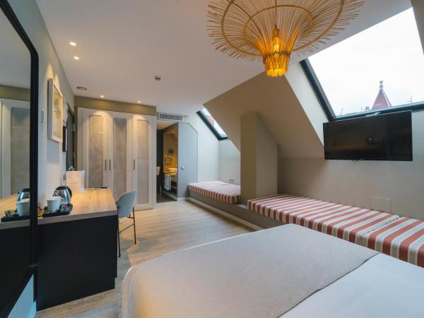 Barceló Oviedo Cervantes : photo 10 de la chambre chambre supérieure avec lit d'appoint (3 adultes)