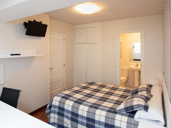 Pension Residencia F&F : photo 3 de la chambre chambre double avec terrasse