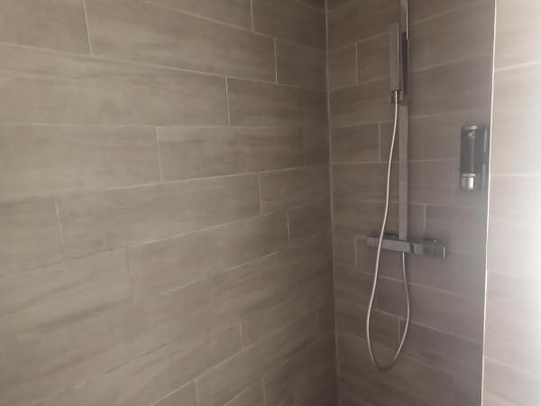 Sur les pas de Pagnol : photo 4 de la chambre chambre lit queen-size - vue sur jardin