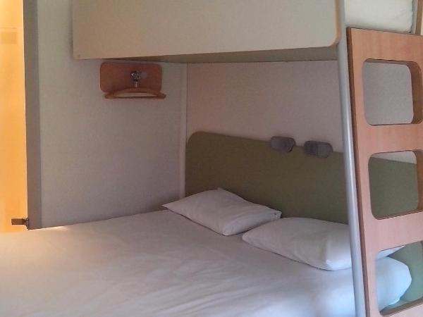 ibis budget Poitiers Sud : photo 5 de la chambre chambre triple avec 1 lit double et 1 lit superposé
