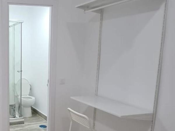 Hostal Vara Madrid : photo 1 de la chambre chambre familiale