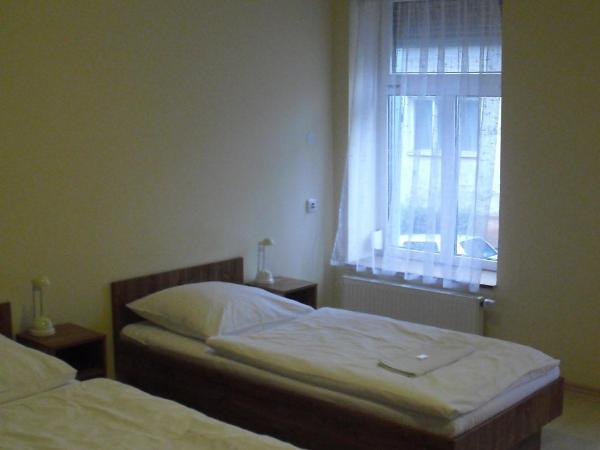 Restaurant Švejk a Pension Brno : photo 9 de la chambre chambre double ou lits jumeaux