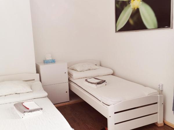 7brunnen Hostel & Guest House : photo 6 de la chambre petite chambre lits jumeaux