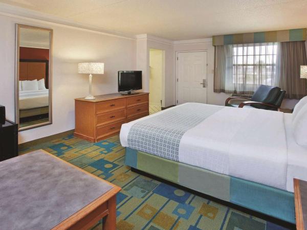 La Quinta Inn by Wyndham Savannah Midtown : photo 1 de la chambre chambre lit king-size avec baignoire - adaptée aux personnes à mobilité réduite - non-fumeurs