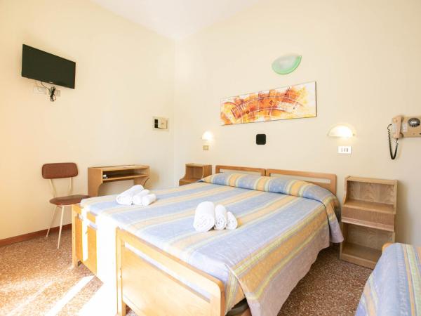 Hotel Ischia : photo 2 de la chambre chambre triple avec balcon