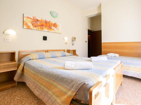 Hotel Ischia : photo 4 de la chambre chambre triple avec balcon