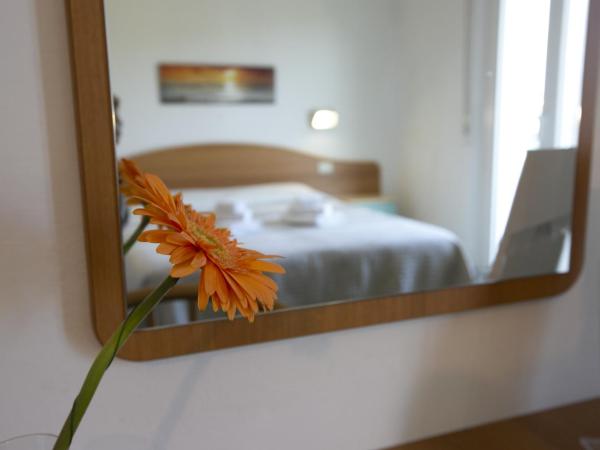 Hotel Mara : photo 1 de la chambre chambre quadruple avec balcon 