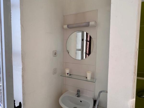 Hotel California : photo 4 de la chambre chambre simple avec toilettes communes et douche privée