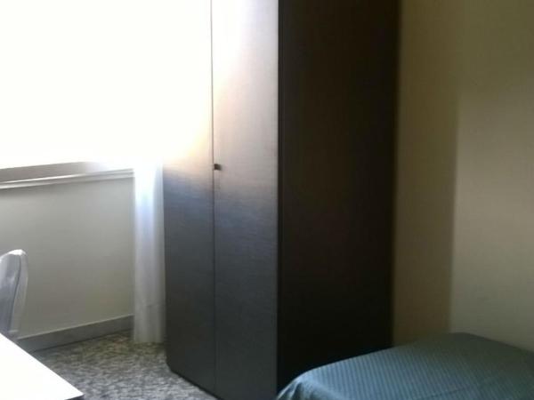 Hotel Moderno : photo 3 de la chambre chambre simple avec salle de bains commune