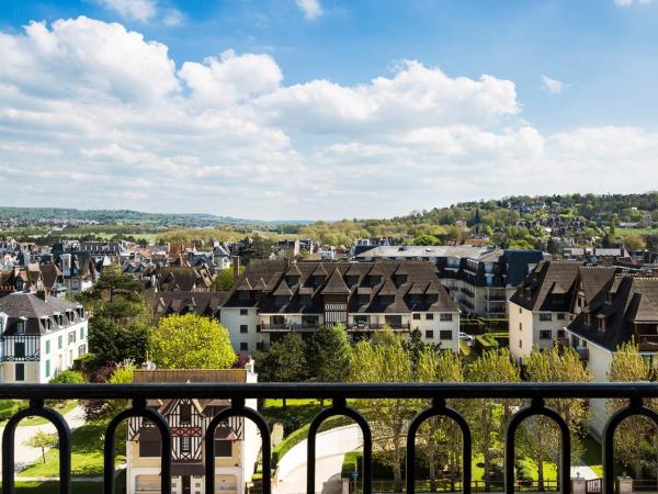 Hôtel Barrière Le Royal Deauville : photo 1 de la chambre chambre deluxe avec balcon