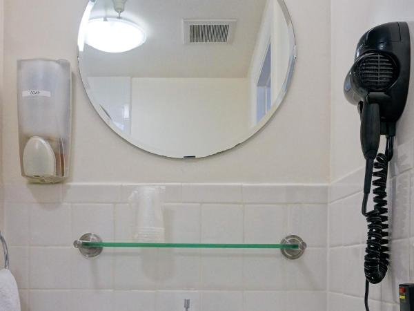 Herbert Hotel : photo 1 de la chambre chambre lit queen-size avec salle de bains commune