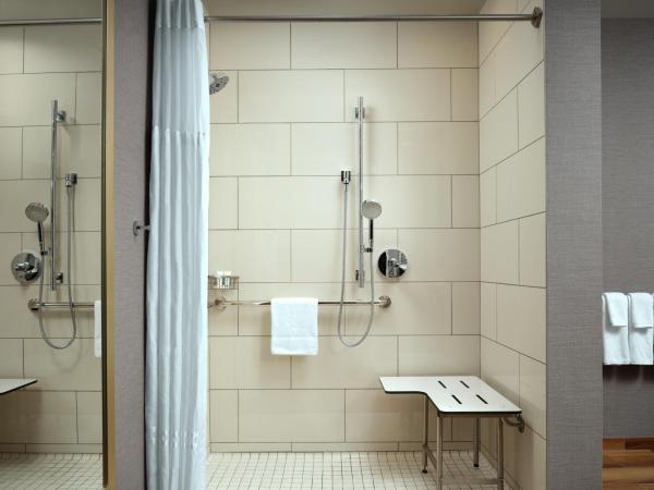 Hyatt House LAX Century Blvs : photo 3 de la chambre den king room with roll-in shower - disability access