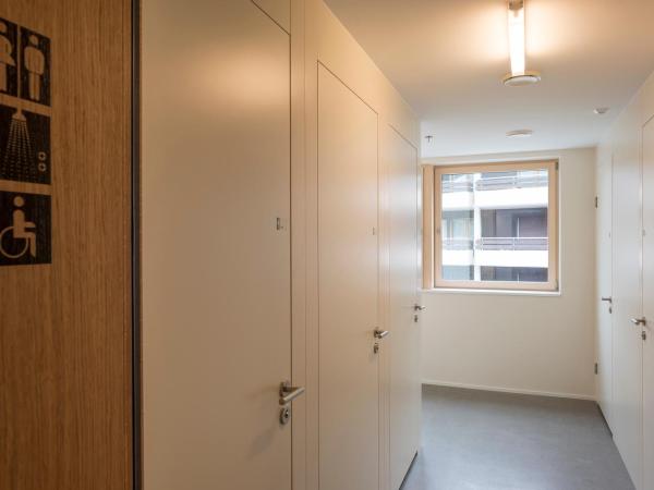 wellnessHostel4000 : photo 2 de la chambre chambre sextuple avec salle de bains commune - accès à la piscine inclus