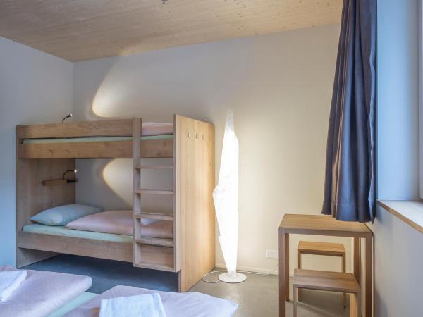 wellnessHostel4000 : photo 3 de la chambre chambre familiale avec douche - accès à la piscine inclus