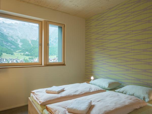 wellnessHostel4000 : photo 7 de la chambre chambre double avec douche - accès à la piscine inclus