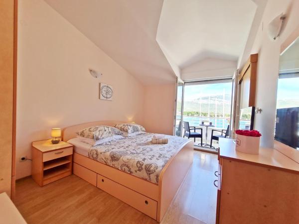 Rooms and Apartments Porat : photo 6 de la chambre studio confort avec balcon et vue sur la mer 
