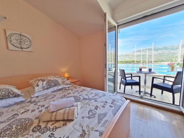 Rooms and Apartments Porat : photo 3 de la chambre studio confort avec balcon et vue sur la mer 