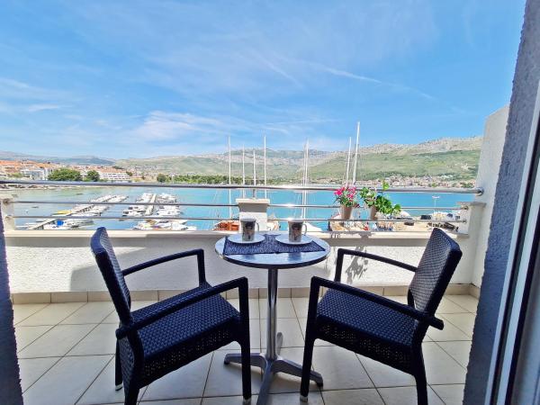 Rooms and Apartments Porat : photo 10 de la chambre studio confort avec balcon et vue sur la mer 