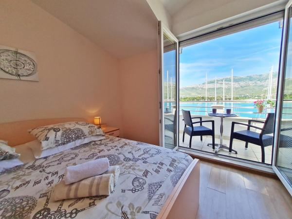 Rooms and Apartments Porat : photo 8 de la chambre studio confort avec balcon et vue sur la mer 