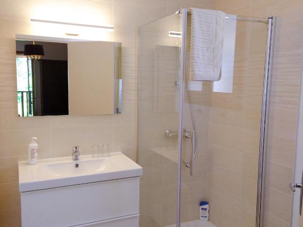 La Colline - Chambre d'hôtes - B&B : photo 3 de la chambre chambre lits jumeaux avec salle de bains privative