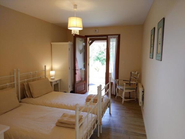 La Colline - Chambre d'hôtes - B&B : photo 5 de la chambre chambre lits jumeaux avec salle de bains privative