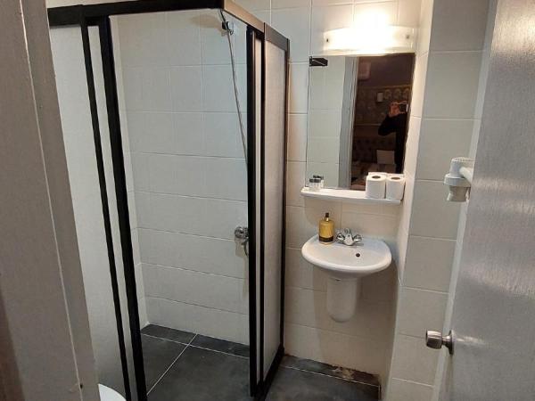 PARIS HOTEL CAFE RESTAURANT : photo 5 de la chambre chambre lits jumeaux spacieuse