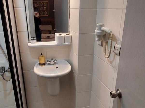 PARIS HOTEL CAFE RESTAURANT : photo 8 de la chambre chambre lits jumeaux spacieuse