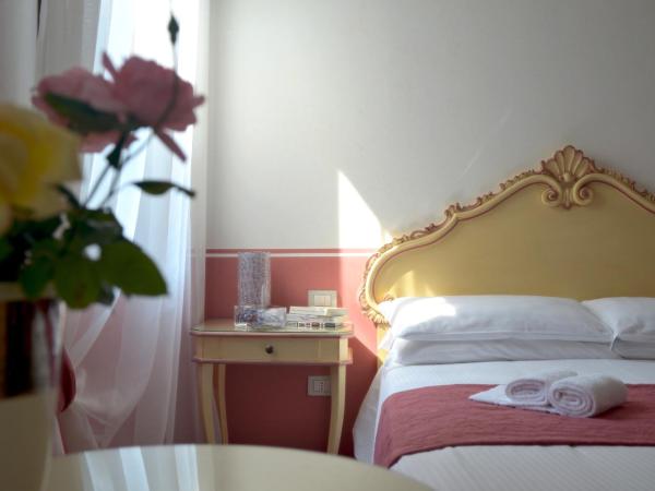 Ca' San Trovaso - 6 Rooms : photo 1 de la chambre chambre double