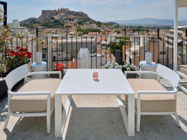 Urban Frame Plaka : photo 5 de la chambre chambre deluxe avec terrasse privée - vue panoramique sur acropole et lycabette