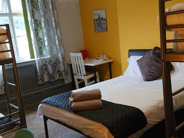 Gorton Mount Hotel Manchester : photo 3 de la chambre chambre familiale avec salle de bains commune