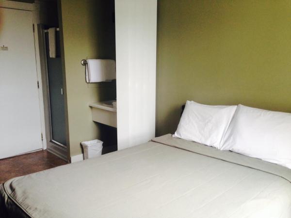 Auberge St-Louis : photo 4 de la chambre chambre lit double - toilettes et douches communes