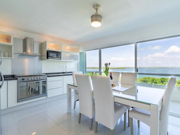 Ocean View Three Bedroom, Three Story Penthouse by the Beach : photo 8 de la chambre penthouse