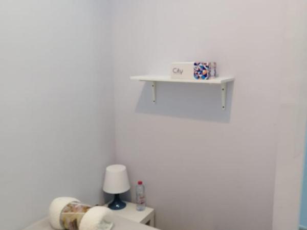 Pharos Inn Sheikh Zaied Private bed space : photo 3 de la chambre chambre lit queen-size avec salle de bains commune 