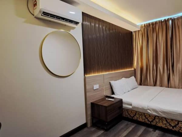 Tc theme park Guest house : photo 10 de la chambre chambre lit king-size avec balcon