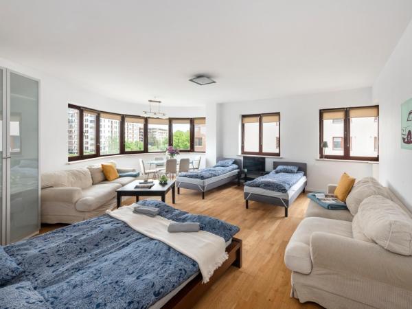 Waw pokoje Wilanów : photo 1 de la chambre chambre quadruple avec balcon