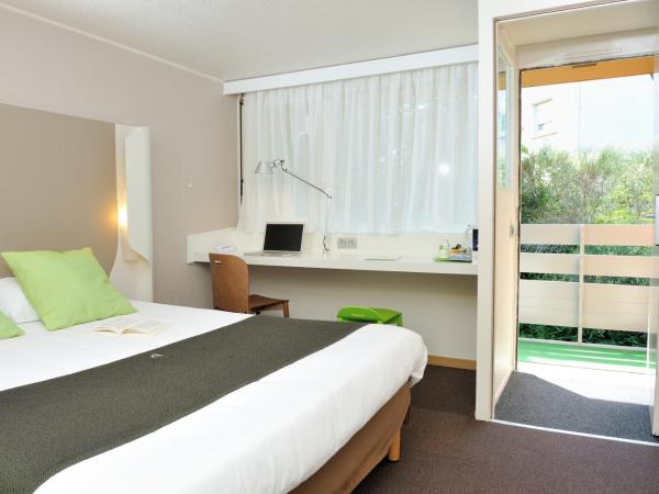 Campanile Clermont Ferrand - Le Brezet : photo 4 de la chambre chambre double nouvelle génération avec 1 lit double et 1 lit junior