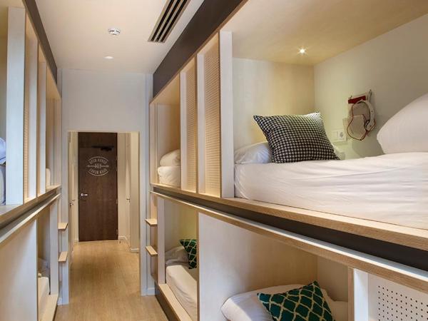 TOC Hostel Barcelona : photo 10 de la chambre lit dans dortoir mixte de 8 lits avec salle de bains commune