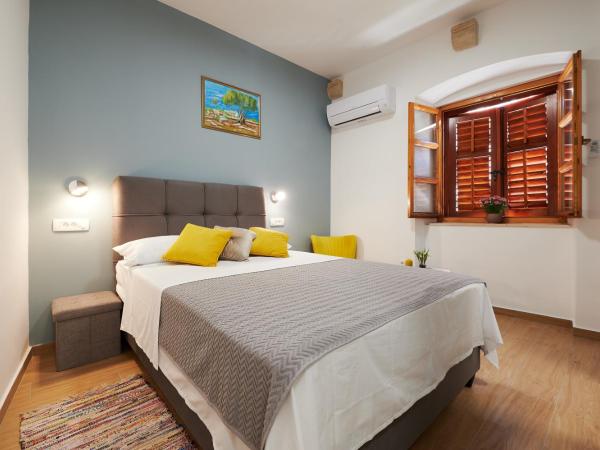 TOMY - KATY : photo 1 de la chambre chambre double avec salle de bains privative