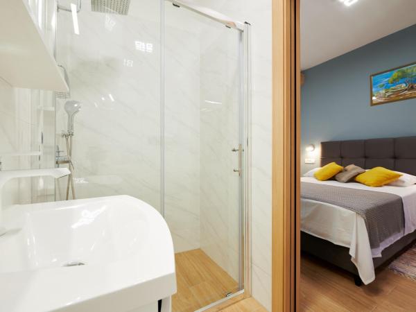 TOMY - KATY : photo 2 de la chambre chambre double avec salle de bains privative