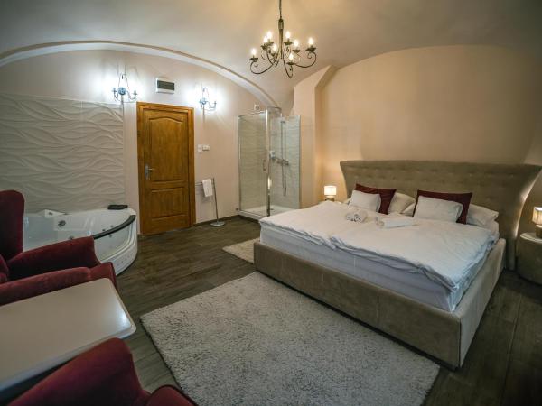 Régi Posta Étterem és Fogadó : photo 9 de la chambre chambre de luxe double ou lits jumeaux avec baignoire spa