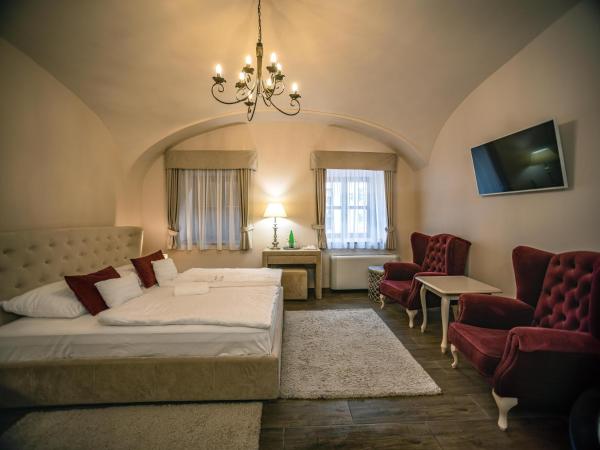 Régi Posta Étterem és Fogadó : photo 3 de la chambre chambre de luxe double ou lits jumeaux avec baignoire spa