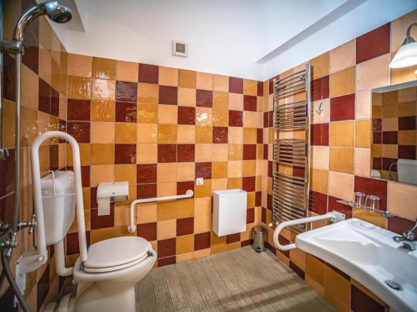 Régi Posta Étterem és Fogadó : photo 10 de la chambre chambre lits jumeaux pour personnes à mobilité réduite