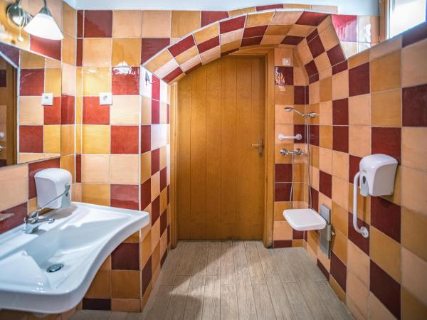 Régi Posta Étterem és Fogadó : photo 9 de la chambre chambre lits jumeaux pour personnes à mobilité réduite