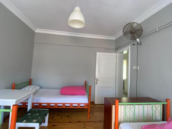 Windrose Hostel Istanbul : photo 4 de la chambre chambre triple avec balcon