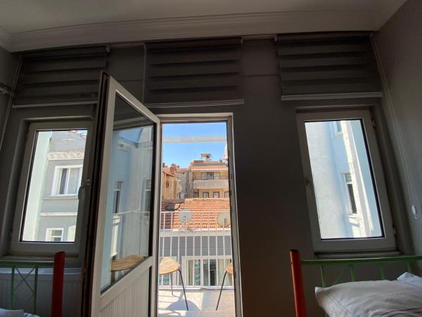 Windrose Hostel Istanbul : photo 6 de la chambre chambre triple avec balcon